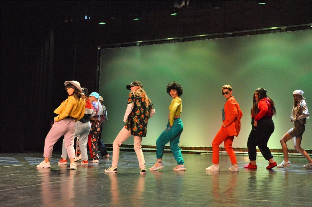 Grupa R Revolution tańczy na scenie JDK