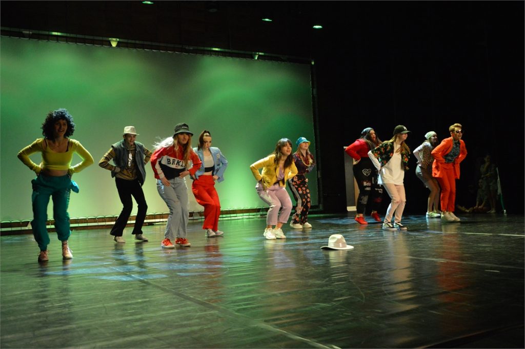 Grupa R Revolution tańczy na scenie JDK