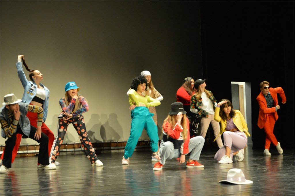 Grupa R Revolution tańczy na scenie JDK