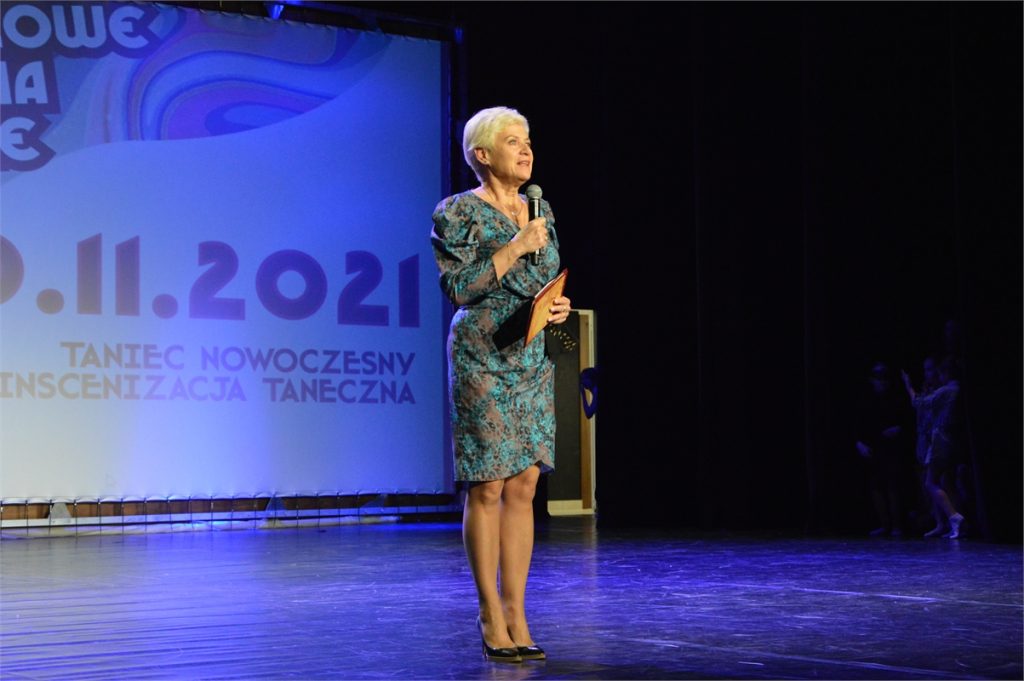 Na scenie sali widowiskowej JDK dyrektor Helena Gołębiowska przemawia do uczestników Spotkań Tanecznych