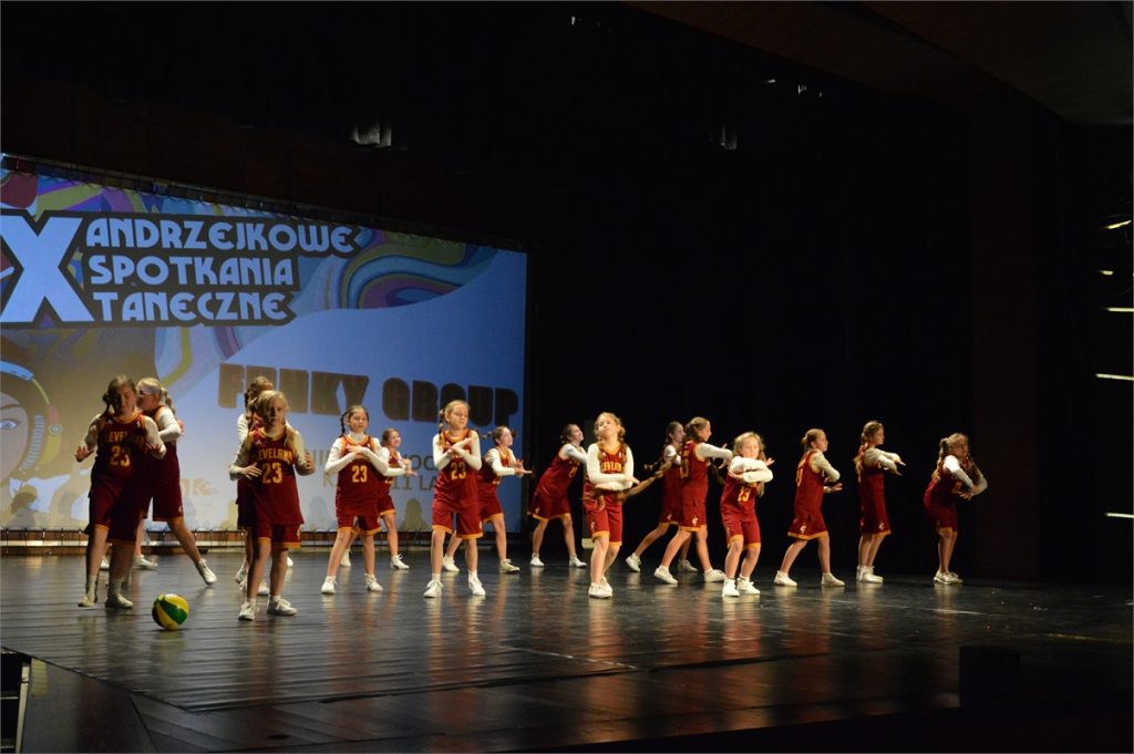 Zespół Funky Group tańczy na scenie JDK