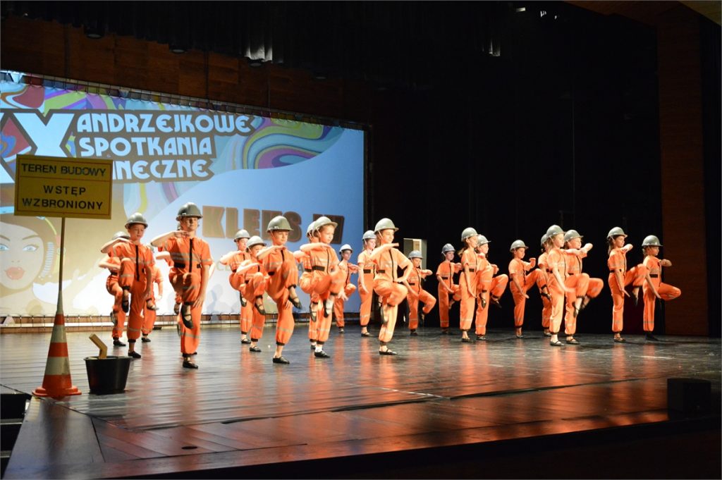 Zespół Kleks IV tańczy na scenie JDK