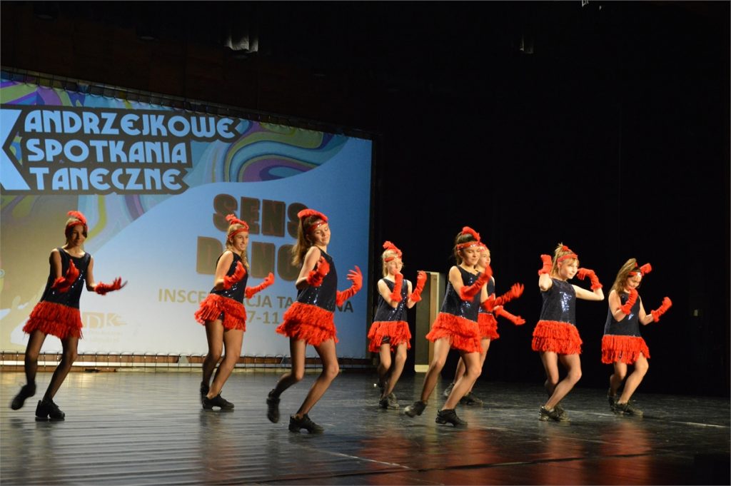 Zespół Sens Dance tańczy na scenie JDK