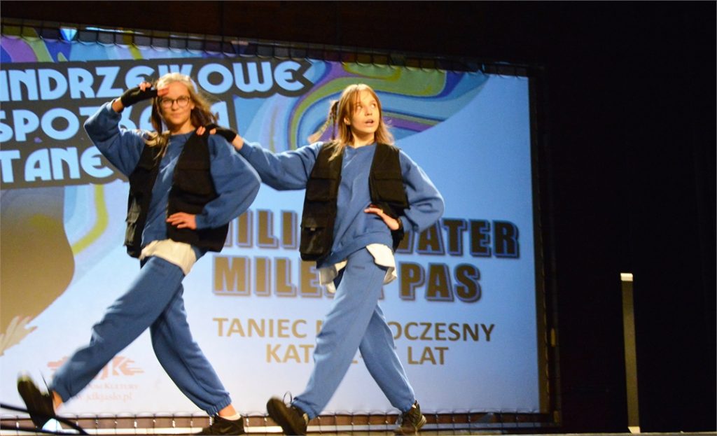 Emilia Kwater i Milena Pas tańczą na scenie JDK