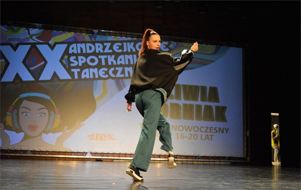 Oliwia Góniak tańczy solowy uklad na scenie JDK