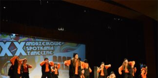 Święto Tańca w Jaśle Obraz zawiera młodziez podczas tańca Hip Hop na scenie Jasielskiego Domu Kultury
