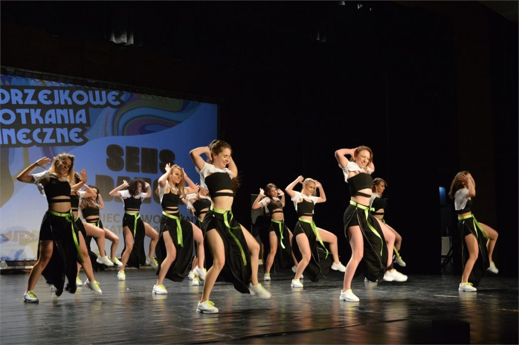 Zespół Sens Dance tańczy na scenie JDK