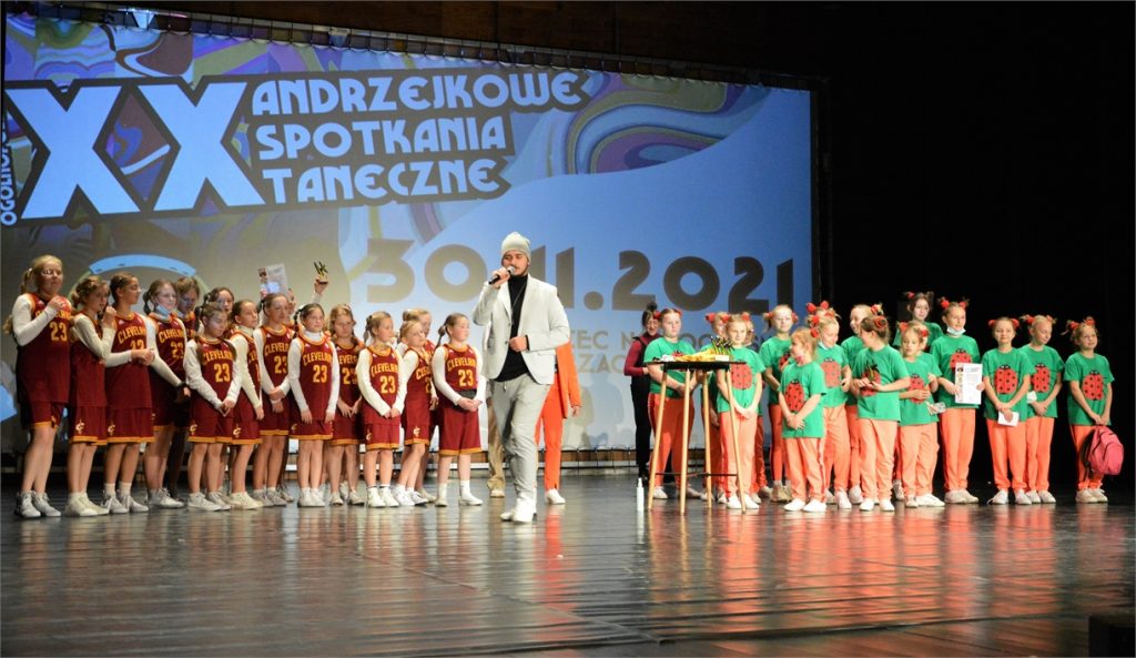 Nagrodzeni podczas XX Ogólnopolskich Andrzejkowych Spotkań Tanecznych prezentują dyplomy