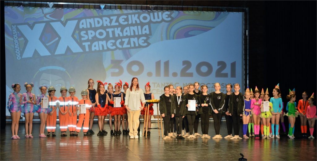 Nagrodzeni podczas XX Ogólnopolskich Andrzejkowych Spotkań Tanecznych prezentują dyplomy