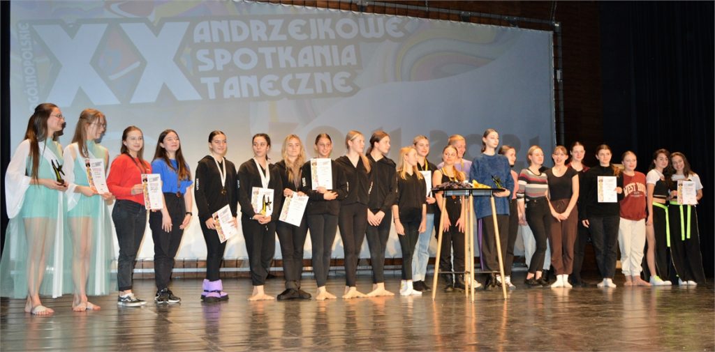 Nagrodzeni podczas XX Ogólnopolskich Andrzejkowych Spotkań Tanecznych prezentują dyplomy