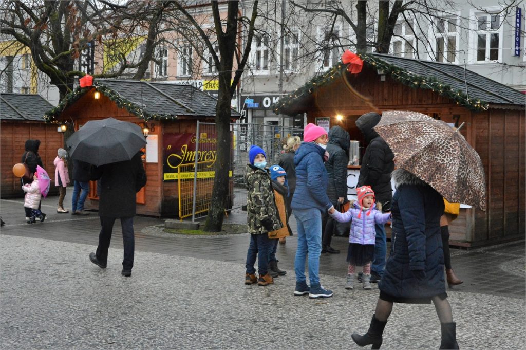 Jarmark Bożonarodzeniowy na jasielskim rynku. Klienci przed budkami z regionalnymi wyrobami
