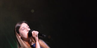 Karolina Polak laureatką V Ogólnopolskiego Festiwalu „Na polską nutę”. Karolina Polak na scenie Młodizezowego Domu Kultury w Rezszowie podczas występu