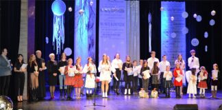 W noworocznym klimacie Laureaci 27. Konkursu Kolęd i Pastorałek "Na nute Kantyczek", wspólnie wykonują kolędę na scenie Jasielskiego Domu Kultury.