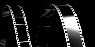 Pierwsze filmy w KKD „Nostromo” Baner kinowego klubu dyskusyjnego nostromo. na czarnym tle taśma filmowa oraz białe napisy