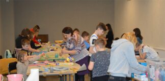 Barwny świat dziecięcej wyobraźni dzieci pod okiem insrtuktorek JDK malują podwodny świat