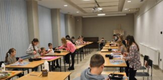 Mozaikowe zwierzęta w JDK Dzieci siedzą przy stołach i malują obrazy