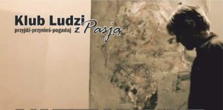Klub Ludzi z Pasją JDK zaprasza na spotkanie z nowojorskim artystą Szaro różowy baner z białymi napisami informujący o spotkaniu z nowojorskim artystą Januszem Gilewiczem