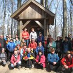 Góra Chełm – grupa na tle kapliczki_08