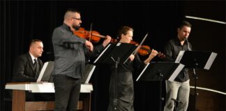 Muzyka baroku w JDK Obraz zawiera: cztry osoby na scenie Jasielskiego Domu Kultury. Z przodu stoją: Sprzypek, skrzypaczka i klarnecista. Z tyłu za instrumentem klawiszowym siedzi organista.