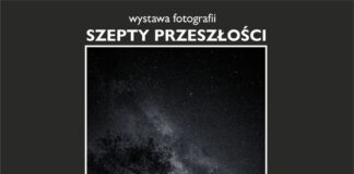 Szepty przeszłości Obraz zawiera na szarym tle w ramce zdjęcie cerkwi nocą, logo JDK oraz tekst. Wystawa fotografii Szepty Przeszłości. Foyer JDK.