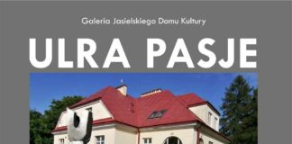 Baner: na szarym tle zdjęcie dużego jasnego domu z czerwonym dachem i tarasem. W tle czyste błękitne niebo, przed budynkiem chodnik i zielony trawnik oraz, na którym znajduje się rzeźba z liter ULRA. Obok domu stoi nieduży drewniany wiatrak, rosną kwiaty. Na dole zdjęcia logo uniwersytetu . Na szarym tle wokół zdjęcia, napisy informacyjne