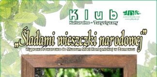 Obraz zawiera: W tle liście drzew, na pierwszym planie drewniana ramka z obrazem żarnowieckiego dworku. Logo JDK i tekst: Klub Kulturalno-Turystyczny, "Śladami wieszczki narodowej". Wyprawa rowerowa do Muzeum Marii Konopnickiej w Żarnowcu.
