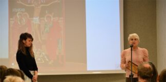 Artystyczna wizja Marty Jamróg Obraz zawiera: Dwie kobiety stoją na środku sali. Dyrektor JDK wita Martę Jamróg.