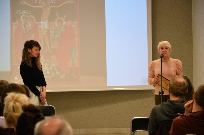 Obraz zawiera: Dwie kobiety stoją na środku sali. Dyrektor JDK wita Martę Jamróg.
