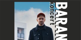 Baranovski w JDK Obraz zawiera: Na pierwszym planie mężczyzna w czapce z daszkiem. W tle za nim, po lewej stronie fragment bloku mieszkalnego. Tekst: Baranovski koncert.