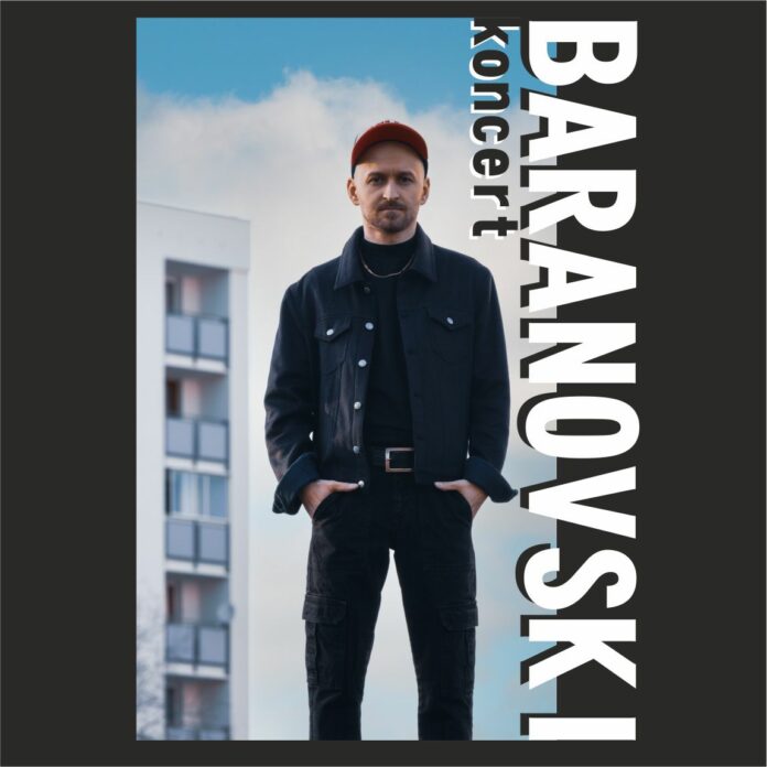 baranovski ikonka Obraz zawiera: Na pierwszym planie mężczyzna w czapce z daszkiem. W tle za nim, po lewej stronie fragment bloku mieszkalnego. Tekst: Baranovski koncert.