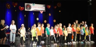 Dzień Godności Osób z Niepełnosprawnością Intelektualną w JDK Obraz zawiera: Wszyscy uczestnicy koncertu z okazji Powiatowego Dnia Godności Osób z Niepełnosprawnością Intelektualną na scenie JDK.