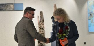 Artystyczne relacje ojca i syna Obraz zawiera: dwóch mężczyzn podaje sobie dłonie do uścisku