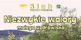 Baner informujący o wycieczce rowerowej. Tło stanowi letni krajobraz z pogórzem i zielonymi drzewami. Treść w kolorze żółtym to napis niezwykle walory małego uzdrowiska. Pod nim czerwony kamień z białym napisem uzdrowisko wapienne