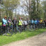 uczestnicy wyprawy na tle parku w Żarnowcu