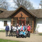 uczestnicy wyprawy przed dworkiem w Żarnowcu