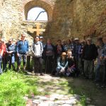 Dolina Sanu – grupa na tle wnętrza ruin cerkwi- Krywe