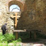 Dolina Sanu – wnętrze ruin cerkwi w Krywe