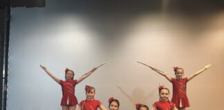 Sukces jasielskich mażoretek Obraz zawiera: Mazoretki JDK, na scenie Jasielskiego Domu Kultury w układzie tanecznym