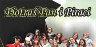 Piotruś Pan i Piraci w JDK Obraz zawiera: osiemnaście osób, dzieic i mlodizeż w strojach pirackich i bajkowych oraz napis: Piotruś Pan i Piraci.