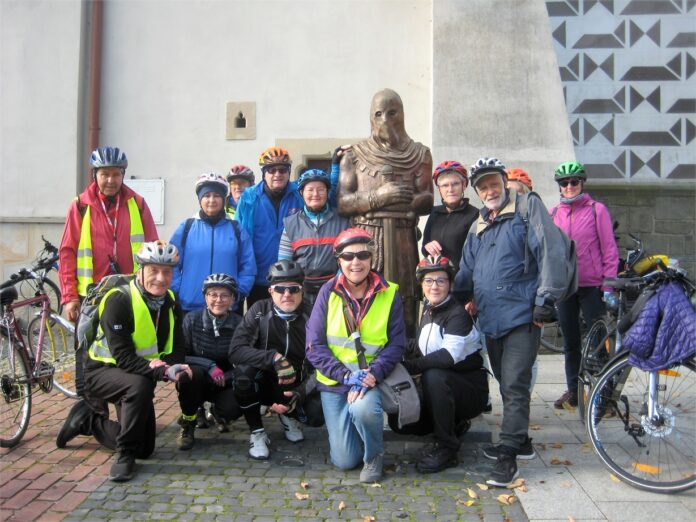 Biecz-grupa-rowerzystow-przed-Ratuszem-Miejskim_3