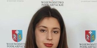 Obraz zawiera: Zdjęcie młodej dziewczyny, trzymającej dyplom z logiem Urzędu Marszałkowskiego w Rzeszowie z napisem: Marszałek Województwa Podkarpackiego.