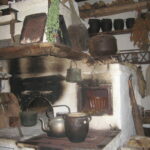 wnętrze chyży – ekspozycja muzealna w Myczkowie