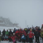 grupa turystów na tle Chatki Puchatka