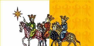 Obraz zawiera: Trzech monarchów na koniach z koronami na głowach. Pierwszy z lewej wskazuje gwiazdę święcąca przed nimi odwracając głowę do swoich towarzyszy. Dwaj pozostali spoglądają na gwiazdę. Drugi jeździec zadumany podpiera prawa dłonią brodę. Trzeci prawa dłonią wskazuje kierunek jazdy. Pod nimi znajduje się napis: Orszak Trzech Króli.