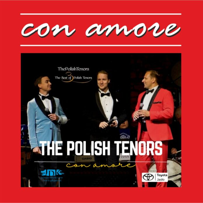 Obraz zawiera: Zdjęcie trzech mężczyzn we frakach o różnych kolorach z mikrofonami w rękach. Podpis pod zdjęciem głosi: The Polish Tenors - Con Amore. Pod spodem z lewej strony znajduje się logo JDK,a z prawej strony Oficjalnego Partnera Motoryzacyjnego wydarzenia Toyoty Jasło. Napis u góry plakatu mówi: Con Amore.