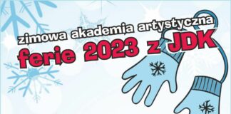 Obraz zawiera: rysunek czapki, rękawiczek na sznurku, padających płatków śniegu, w prawym dolnym rogu loga Toyoty Jasło oraz JDK. Zamieszczony tekst informuje: Zimowa Akademia Artystyczna - Ferie 2023 z JDK.