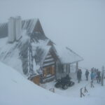 schron Chatka Puchatka w zimowej otulinie