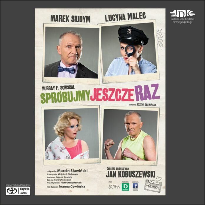 ikonka spektakl Obraz zawiera: Plakat składający się z czterech okienek ze zdjęciami. Na pierwszym z lewej strony widać twarz eleganckiego mężczyzny w muszce i garniturze. W prawym górnym rogu zdjęcie policjantki w czapce policyjnej i służbowej koszuli, trzymającej przy swoim lewym oku kajdanki i spoglądającej przez nie. W lewym dolnym rogu blondynka spogląda z przerażeniem w lewą stronę. Ma na sobie jasny szlafrok spod którego wygląda koszulka. W prawym dolnym rogu mężczyzna w koszulce z krótkim rękawem i ze złotym łańcuchem na szyi złożył dłonie w pięści i przybrał postawę boksera przed walką. W prawym górnym rogu plakatu znalazło się logo JDK, natomiast w lewym dolnym rogu logo Toyoty Jasło, Oficjalnego Partnera Motoryzacyjnego Wydarzenia. Plakat zawiera też tekst: Marek, Siudym, Lucyna Malec, Murray F. Schisgal - "Spróbujmy jeszcze raz". Głos dr Oliovski'ego - Jan Kobuszewski. Tłumaczenie: Bożena Sławińska. Reżyseria: Marcin Sławiński; scenografia - Wojciech Stefaniak; kostiumy - Joanna Snopek; zdjęcia - Rafał Olejniczak; projekt plakatu - Piotr Grzegorzewski. Producent - Joanna Cywińska. Sponsor: Sophia. Sponsor Obuwia: Deichmann. Znajdź nas na Facebooku.
