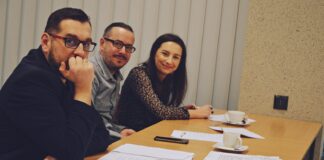 Zaśpiewali razem …w Jasielskim Domu Kultury Na zdjęciu jest komisja konkursowa. Od lewej siedzi mężczyzna ubrany ciemną marynarkę, okulary w ciemnej oprawie, siedzi podparty i patrzy w obiektyw aparatu. Obok niego drugi mężczyzna w niebieskiej koszuli, ma okulary w ciemnej oprawie i ciemne włosy. patrzy w obiektyw aparatu i uśmiecha się. Jako ostatnia, przy ścianie siedzi młoda kobieta o ciemnych włosach i promiennym uśmiechu. Patrzy w obiektyw aparatu