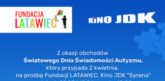 „Śubuk” w Kinie JDK Syrena Obraz zawiera: Na niebieskim tle białe i jasnoniebieskie puzzle. W dole plakatu znajduje się pomniejszony plakat zapowiadający film "Śubuk", na którym leży obok siebie dwóch uśmiechniętych chłopców w wieku około 5 lat. W lewym górnym rogu znajduje się logo Fundacji Latawiec, w którym wpisana jest nazwa fundacji oraz sylwetka chłopca z puszczającego kolorowy latawiec. Vis a vis loga fundacji znajduje sie logo Kino JDK. Na plakacie znalazł się również tekst. Z okazji obchodów Światowego Dnia Świadomości Autyzmu, który przypada 2 kwietnia, na prośbę Fundacji Latawiec, Kino JDK "Syrena" w dniach 29 marca i 19 kwietnia, o godzinie 18.00 wyemituje film pt. "Śubuk". Jest to mocna i wzruszająca opowieść o matce walczącej o prawo do nauki i życia syna ze spektrum autyzmu.